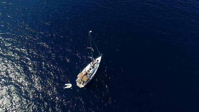 帆船上的风扇俯瞰鸟瞰航拍海面海洋大海