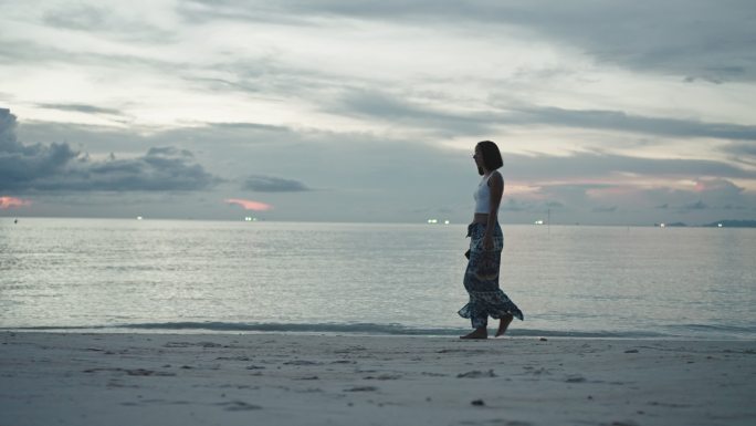 海边散步的女人美女海边行走唯美浪漫视频通