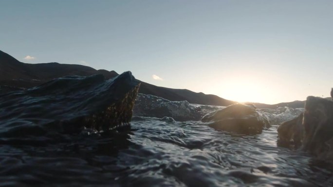 礁石海浪浪花海边