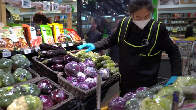 西北宁夏银川连锁超市整理蔬菜