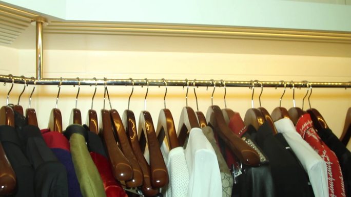 衣橱衣架衣柜展示奢侈品