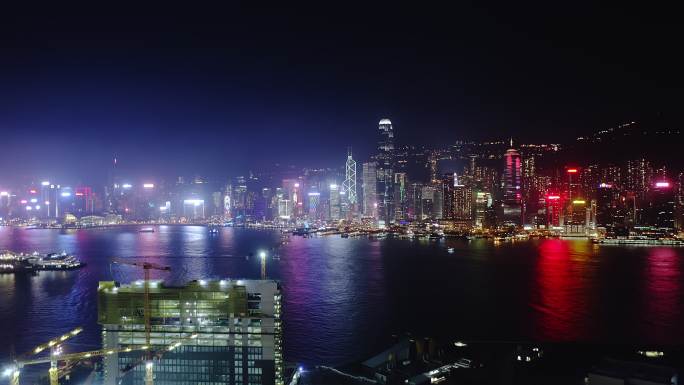 无人机拍摄：中国香港夜景的4K实时鸟瞰图。