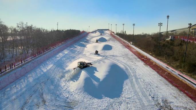 热高滑雪场铲车铺雪道航拍