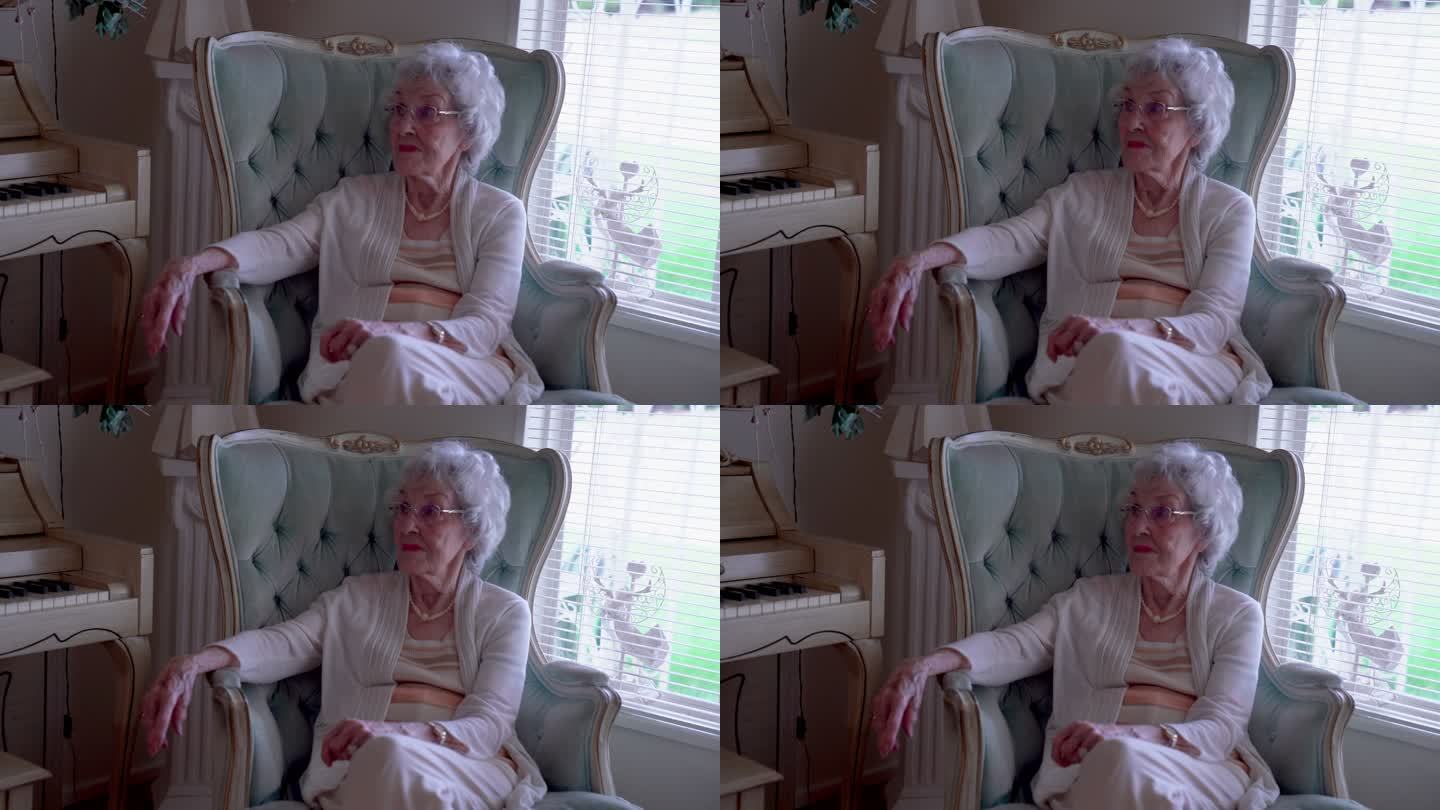 100岁妇女在家里愉快地交谈