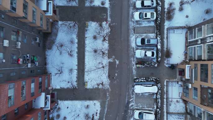 夕阳下北方雪后的小区