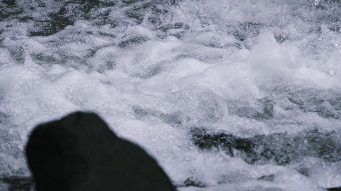 湍急水流河流溪流水泡沫急速河面