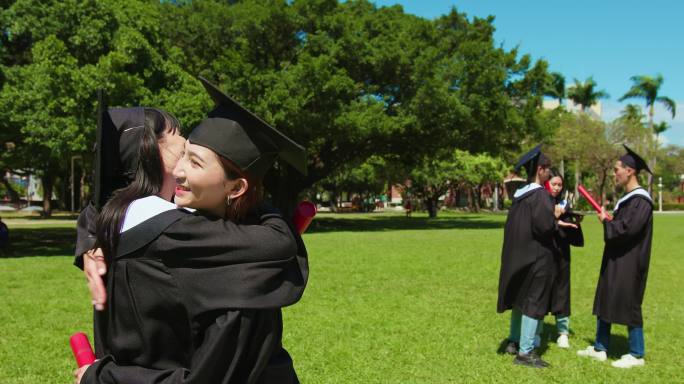 快乐的女研究生学生学校老师课堂交流学习