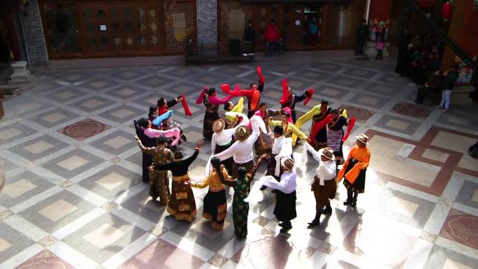 康定城内藏族民族舞蹈