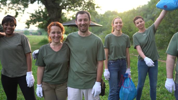 清洁公园后的快乐环保志愿者画像