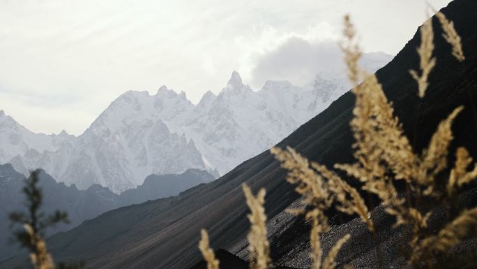 日落时喀喇昆仑山脉的风景