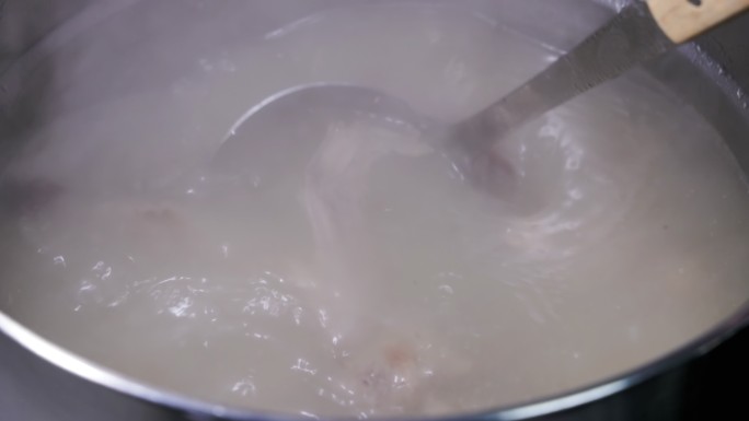 4K汤锅中沸腾冒着热气的老鸭汤