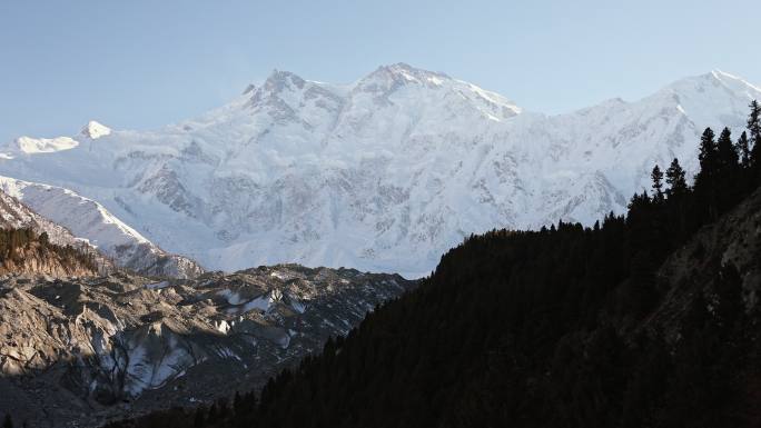 喜马拉雅山脉中的南迦帕尔巴特山和迪亚米尔冰川的风景