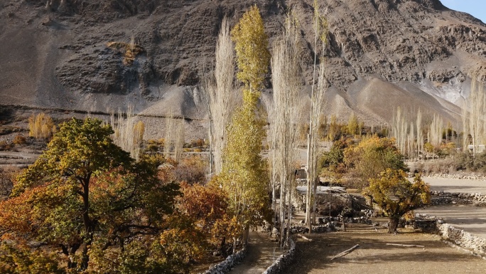喜马拉雅山的秋天旅游度假游玩景区