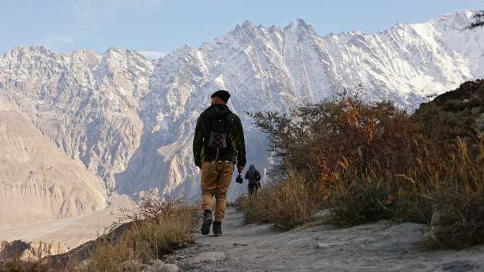 在喜马拉雅山脉徒步旅行的人
