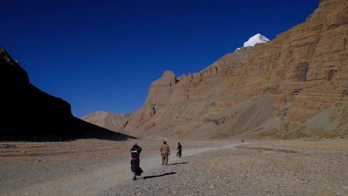 前往西藏凯拉什山的朝圣者