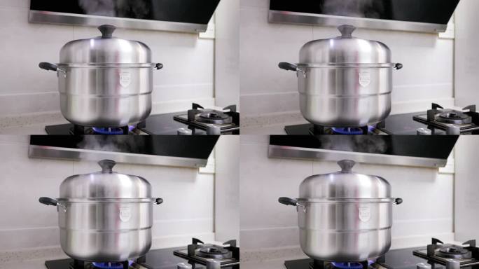 4K燃气灶上冒着热气的304不锈钢蒸锅