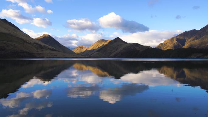 发现新西兰水面镜像倒影新西兰山脉绿色生态