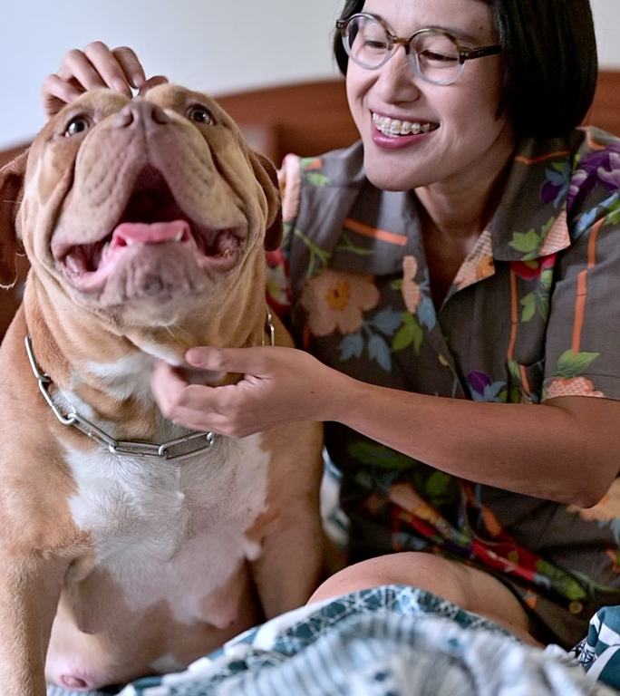 女人在家里用爱拥抱可爱的狗