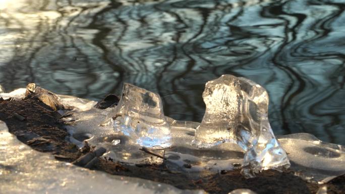 4K冬日暖阳晶莹剔透的冰块河流解冻