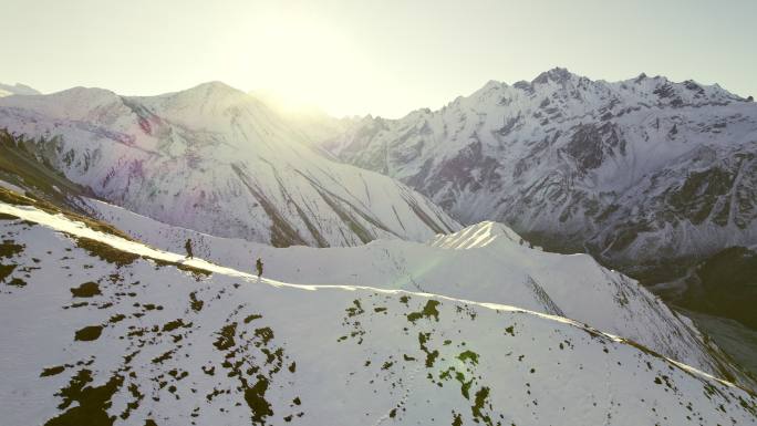 尼泊尔徒步旅行者在朗唐的雪岭上行走