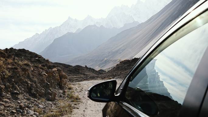 从汽车上看喜马拉雅山脉的风景