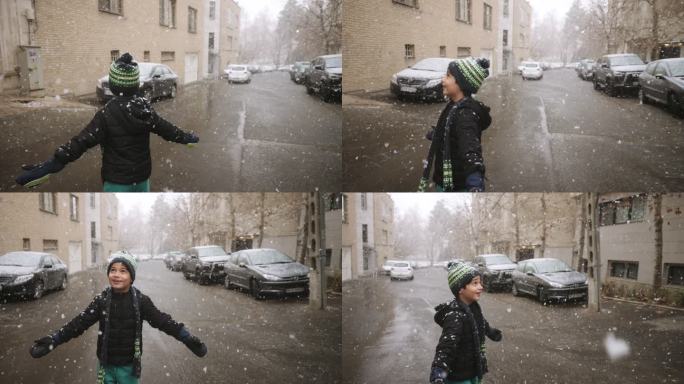 混血男孩在雪地里玩耍，微笑，享受