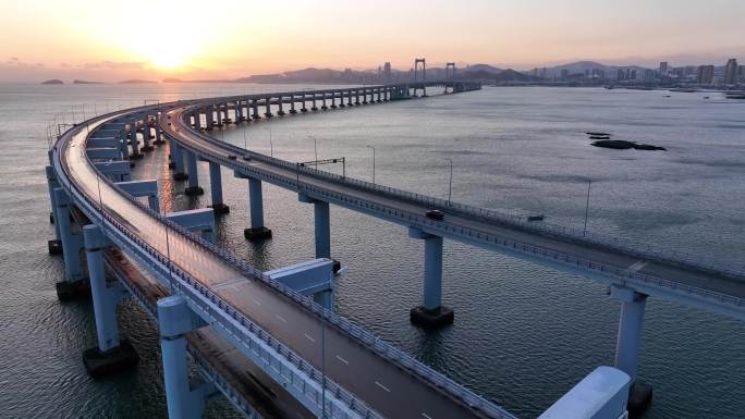 航拍夕阳下的跨海大桥