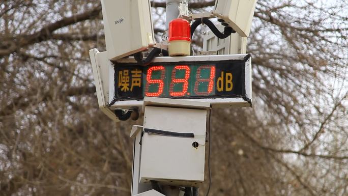 冬季公园安装的噪声测定仪分贝数值不断变化