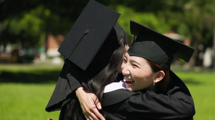 快乐的女研究生学生学校宣传片广告毕业季穿