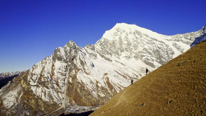 尼泊尔朗唐，徒步旅行者在陡峭的道路上下山