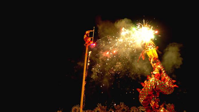 在春节的夜晚，舞龙表演伴随着烟花。