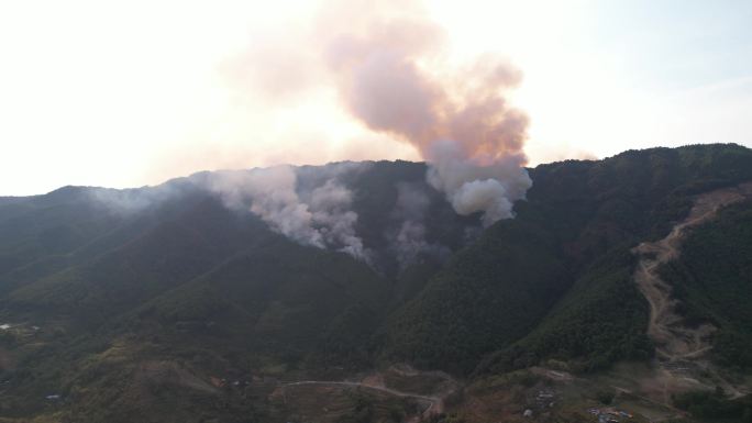 重庆北碚山火志愿者救援者隔离带航拍4k