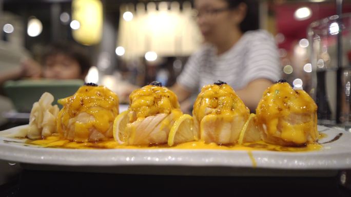 母子在日本餐厅吃饭