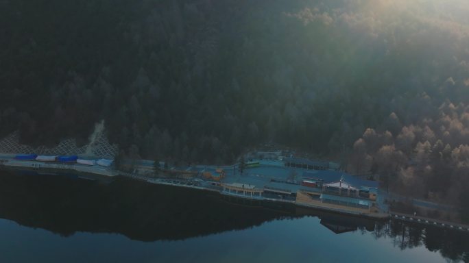 康定木格措川西海子湖面航拍雪山