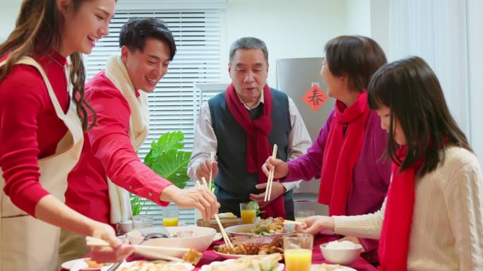 中国年夜饭和谐幸福一家人春节过年夹菜