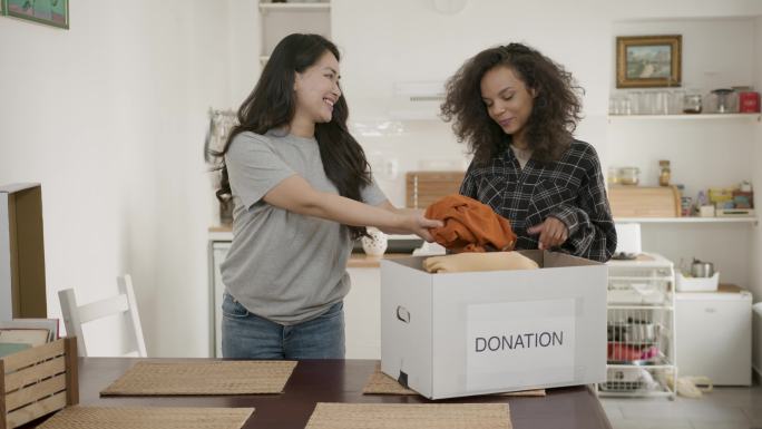 两名年轻女子在家中组织捐赠箱