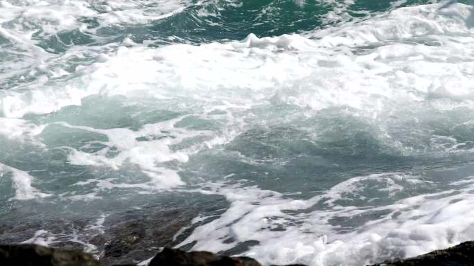 大海海边空镜，海浪特写海风，涨潮