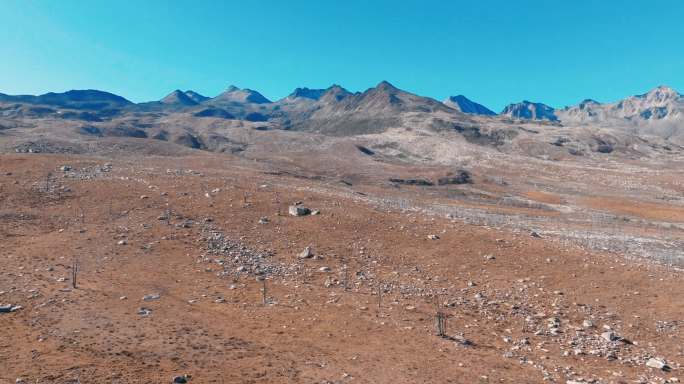 康定木格措川西海子湖面航拍山峰山顶树林