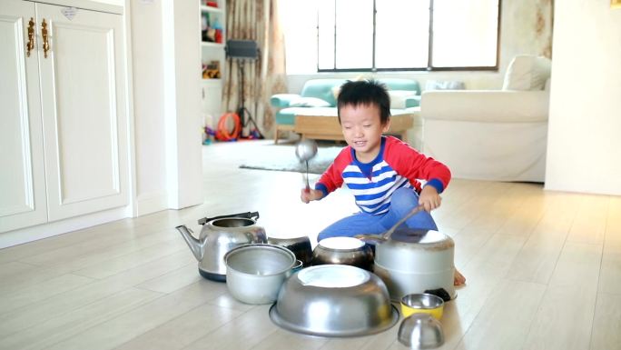 孩子在地板上玩锅碗瓢盆