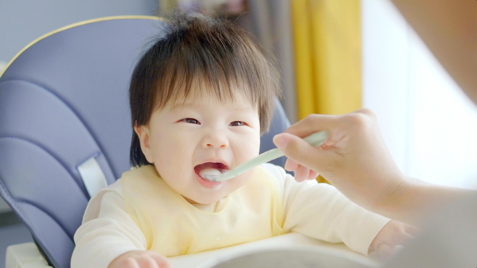 婴儿吃辅食米粉