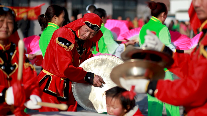 北方春节传统民俗花社舞狮