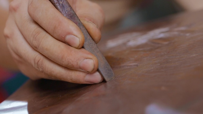 手工艺视频手工匠人锻铜雕刻刻线雕刻