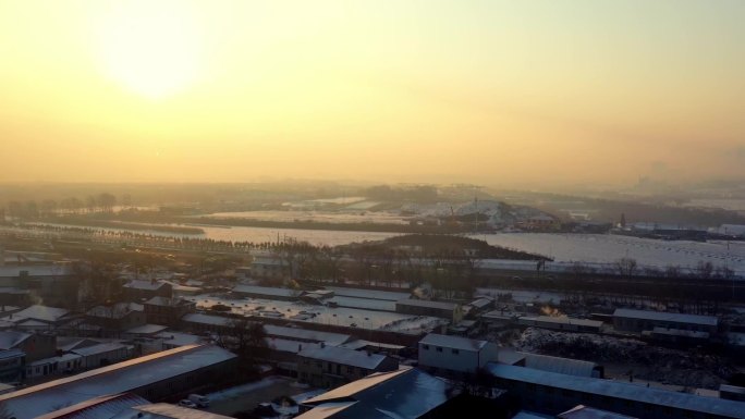 村庄雪景延时楼顶冒着蒸汽