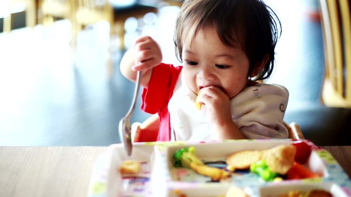 孩子们在吃餐馆。快餐幼儿吃饭