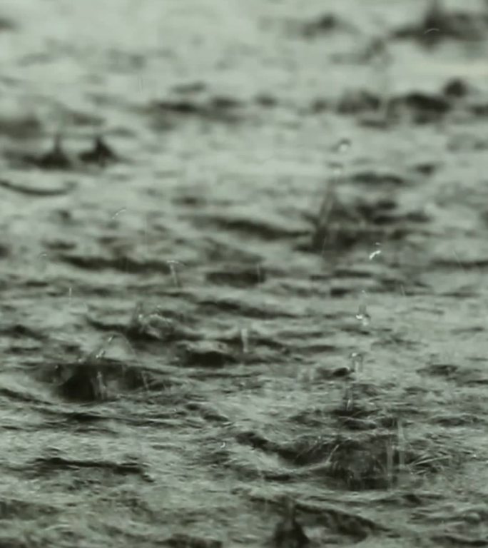 特写镜头，雨点落下，地板上的倒影。