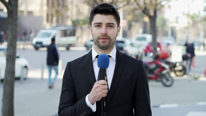 街上的电视记者欧美外国人电视台记者街头采