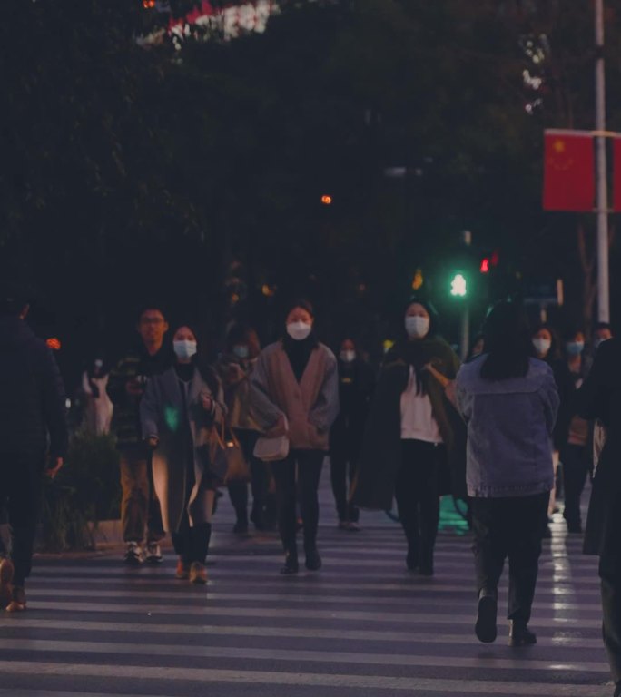 城市夜景 行人等红绿灯 人行横道