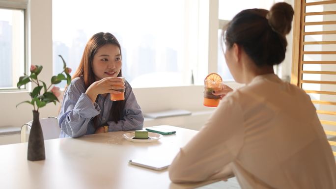 在咖啡厅喝下午茶的女人