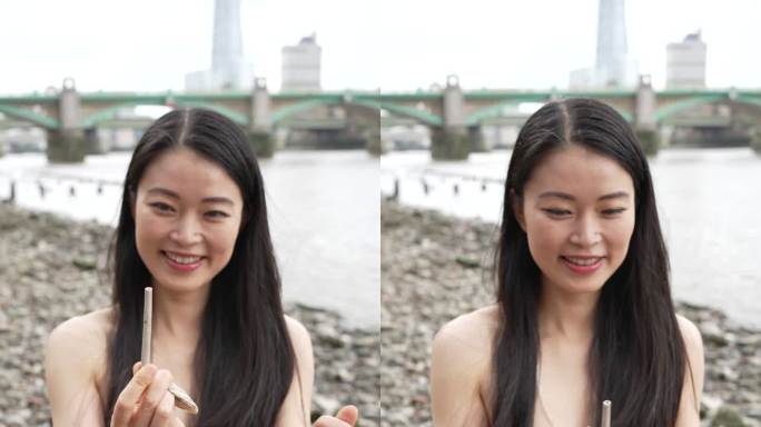 一名年轻女子在伦敦泰晤士河上游荡
