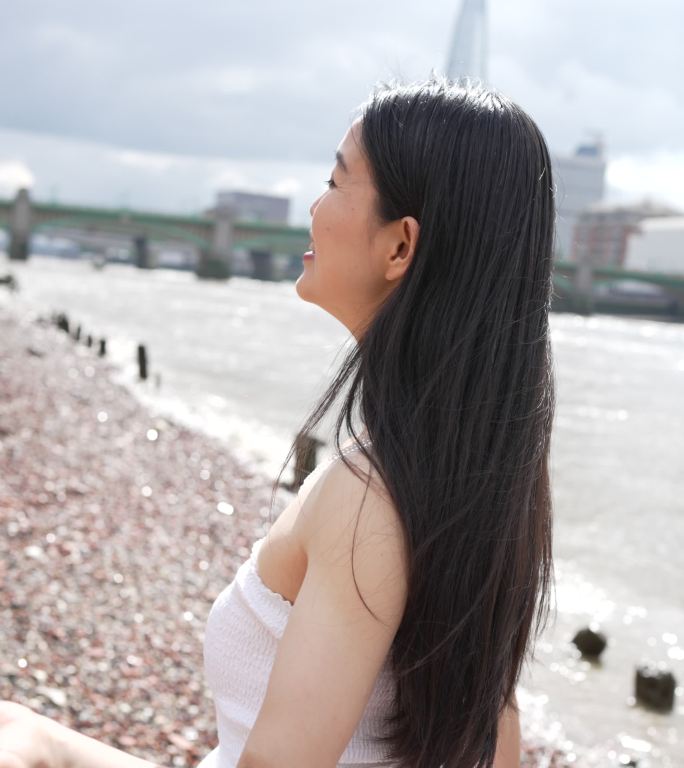 一名年轻女子在伦敦泰晤士河上游荡